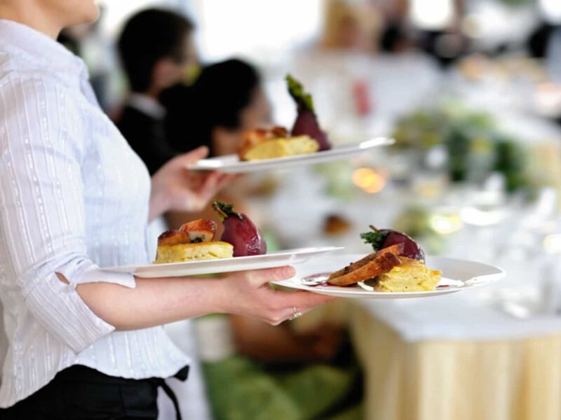 Offre d'emploi recrute serveuse et cuisinier (H/F)