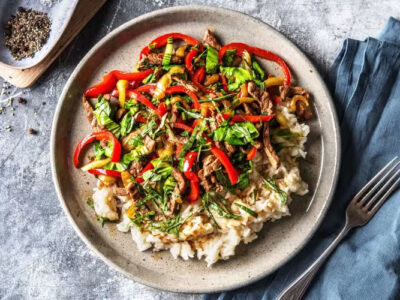 Émincé de bœuf et pak-choï au wok, avec du riz, du poivron et du basilic thaï