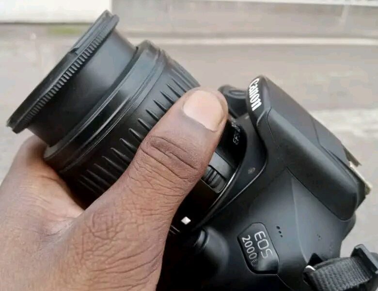 Appareil photo Pro canon Eos 2000D