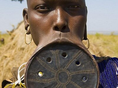 Beauté insolite tribale d'Afrique : les femmes mursi