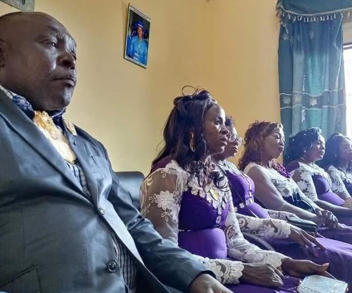 Un millionnaire épouse 5 femmes