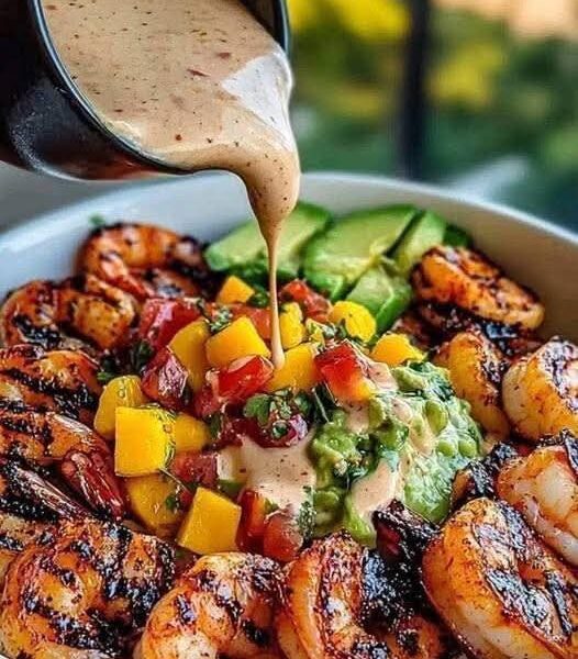 Bols de crevettes et d'avocat avec salsa mangue et sauce citron vert-piment